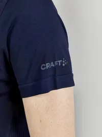 1910385-390000_ADV Seamless Polo Shirt W_Closeup5.jpg